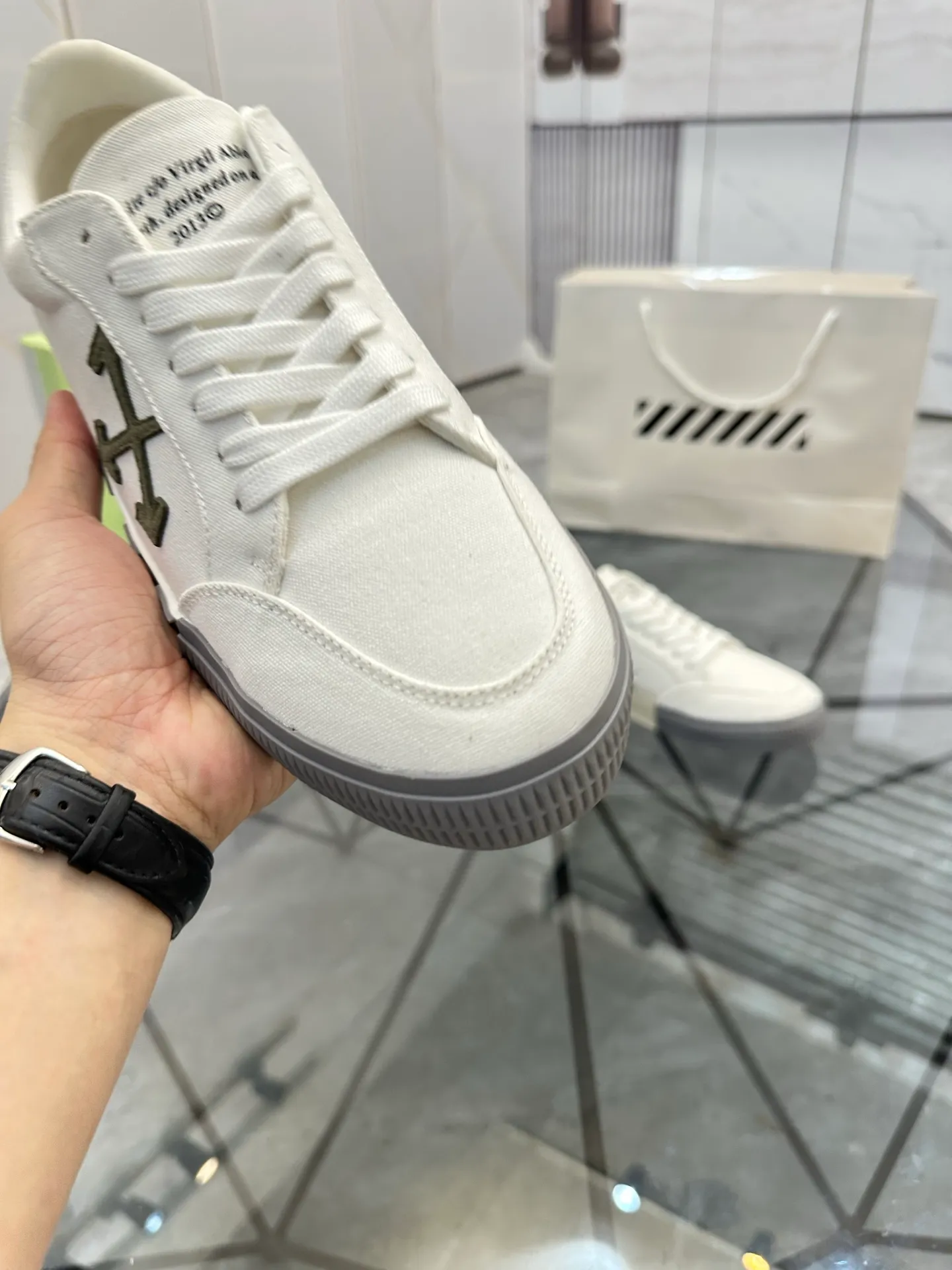 Selling men's shoes 💰: 💰P440¥ Product trademark: OFF WHITE *"OFF WHITE*" low-top casual shoes Regular size: 35-45 (can be customized to 46) Couple style Product materials: Original fabric from the upper counter, breathable lining, original outsole. No.: H203